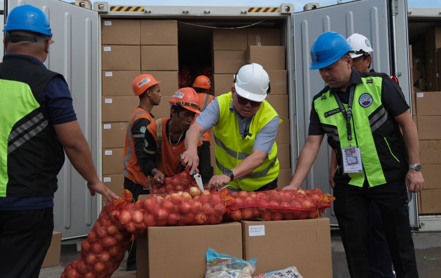Philippines seizes smuggle carrots and onions