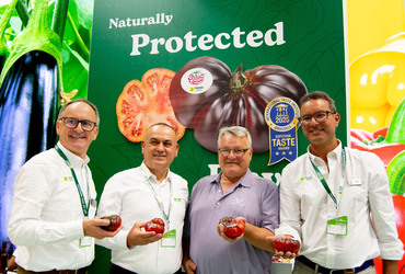 Yuksel Seeds and Lakeshore Veggie Growers sign Sweetloom agreement