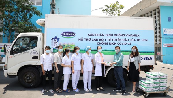 Vinamilk donates nearly $500k for COVID-19 fight