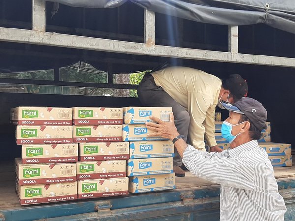 Vinasoy donates healthy nutrition supplies to 35 quarantine areas 